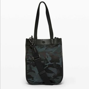 Lululemon Now and Always Tote 15L in Obsidian/Black Camo